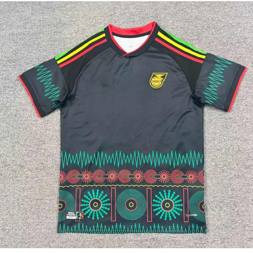 Maillot extérieur 25/26 Jamaica Le 12 -ème, maillot de sport avec couleurs vives et logo de l'équipe, vue de face.