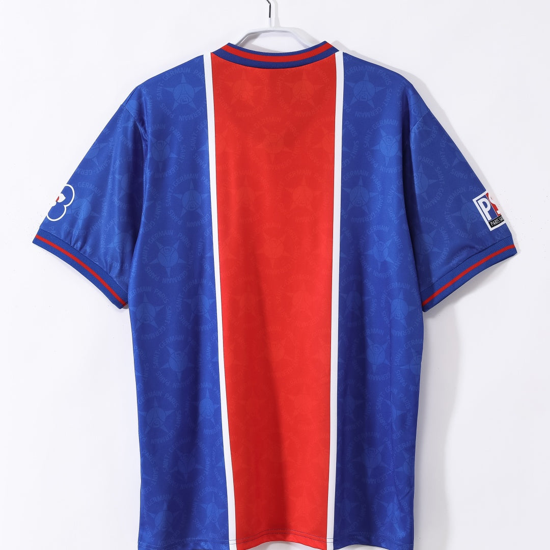Maillot domicile rétro PSG 1995-1996 Le 12-ème Maillot, maillot de football bleu avec logo du club et accents rouges et blancs.