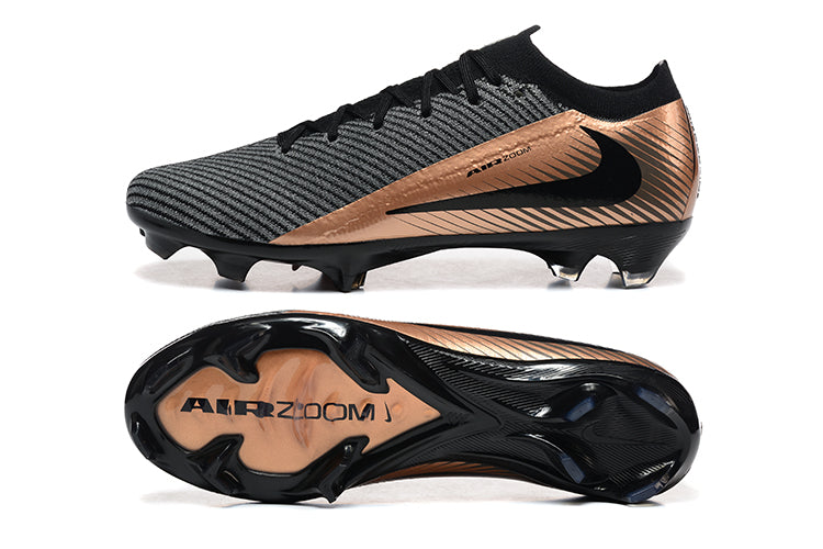 Crampons Mercurial Vapor 16 Elite XXV de Le 12 -ème Maillot, vue rapprochée montrant la semelle et les pointes pour football.