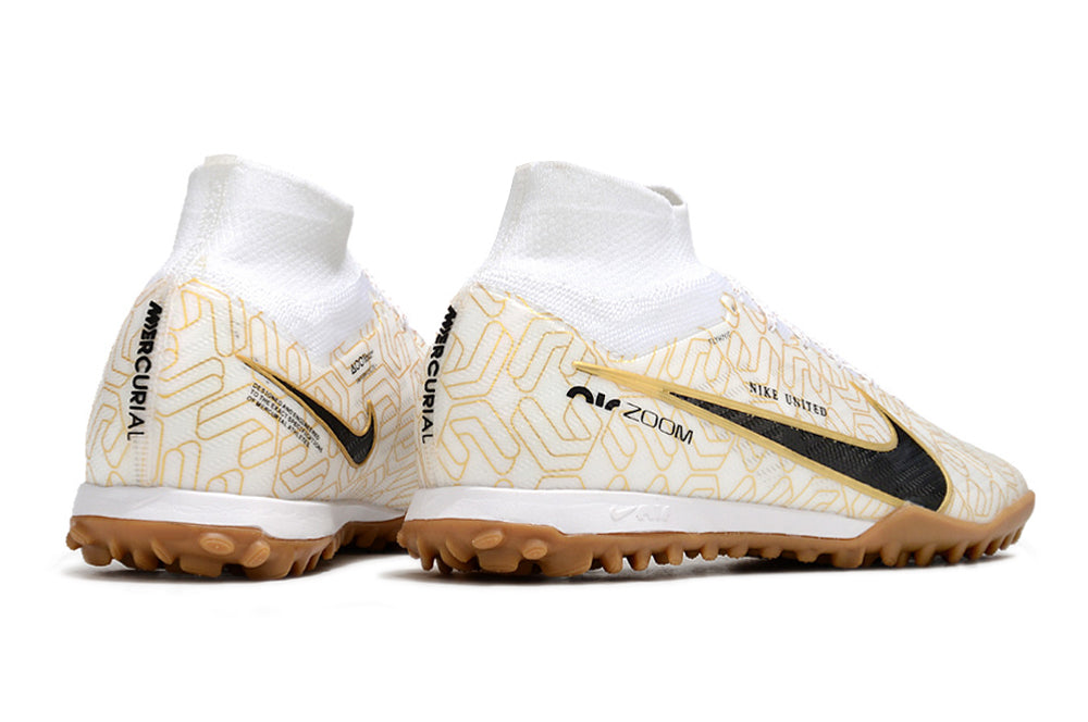 Crampons Mercurial Superfly IX Elite de Le 12 -ème Maillot, vue en gros plan sur la semelle et les crampons.