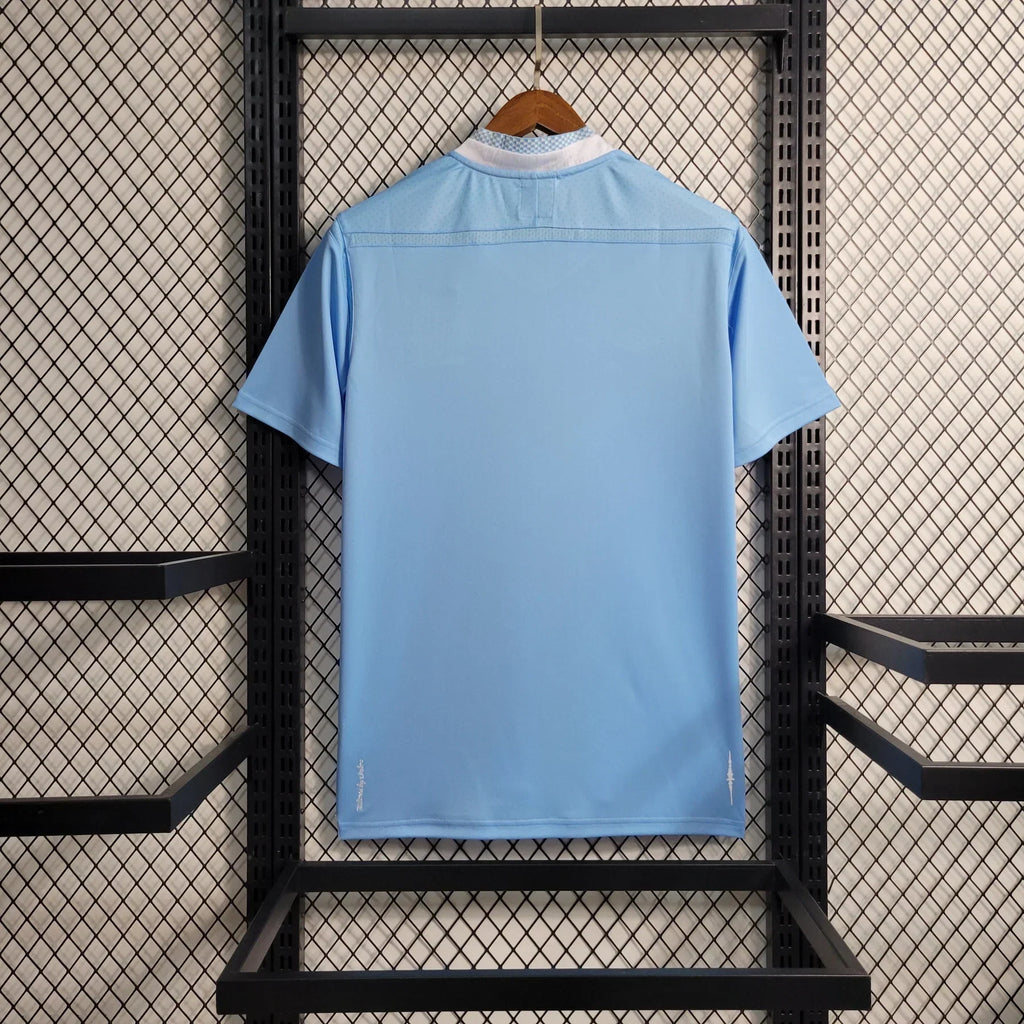 Maillot Manchester City 11/12 Rétro Le 12-ème Maillot, maillot de football avec logo et détails vintage, vue de face.