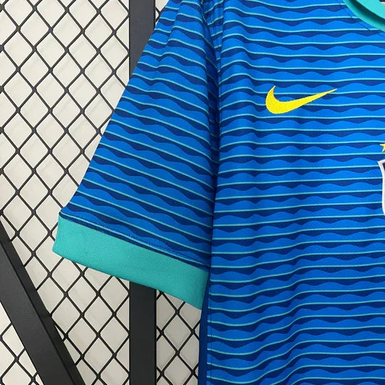 Maillot extérieur du Brésil 2024/2025 de Le 12, vue de face avec détails du design vert, jaune et bleu du maillot de football.