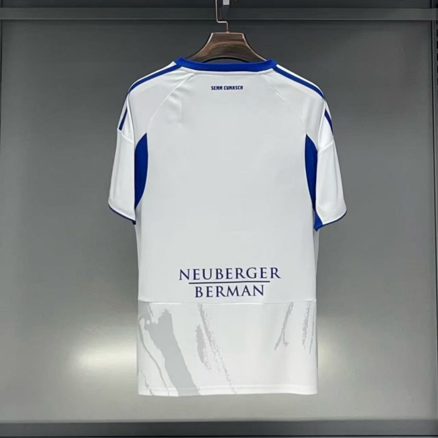 Maillot 25/26 Como Extérieur Le 12 -ème Maillot, vue de face avec design coloré et détails en tissu résistant à l'extérieur.