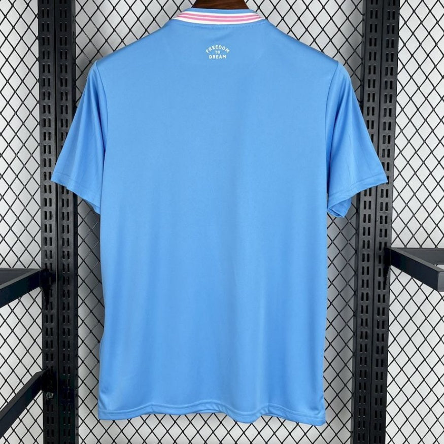 Maillot de football Inter Miami 25/26 bleu, marque Le 12-ème, vue front avec logo de l'équipe et détails du maillot.