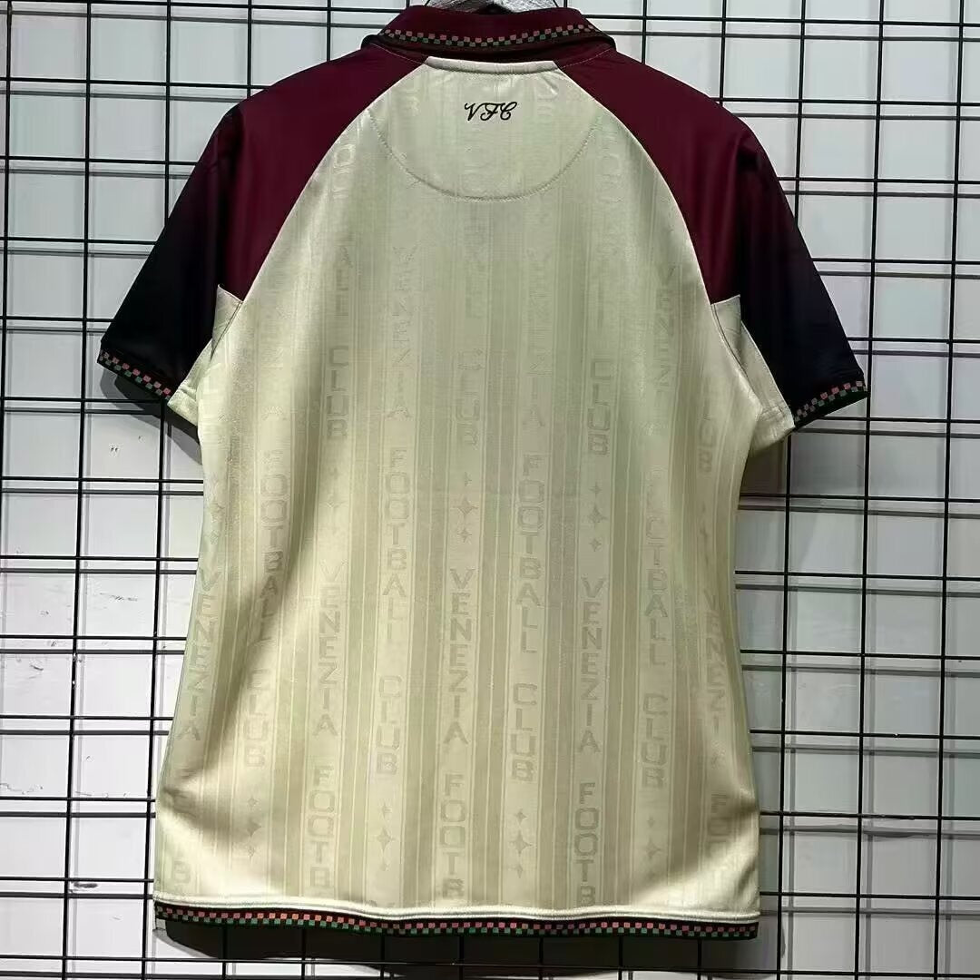 Maillot extérieur 25/26 Venise de Le 12 -ème Maillot, tissu coloré avec détails en blanc et logo de l'équipe.