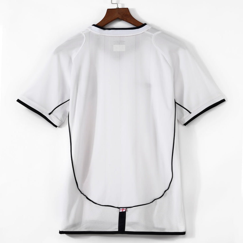 Maillot domicile rétro de l'Angleterre 2001-2003, marque Le 12ème Maillot, vue de face avec logo et détails du design.