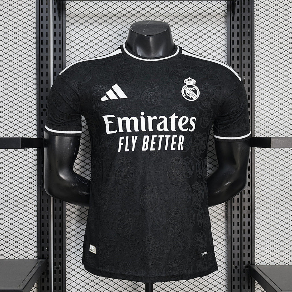 Maillot Real Madrid Concept 2026-27 Le 12 -ème Maillot, maillot de football avec logo et design moderne, vue frontale.