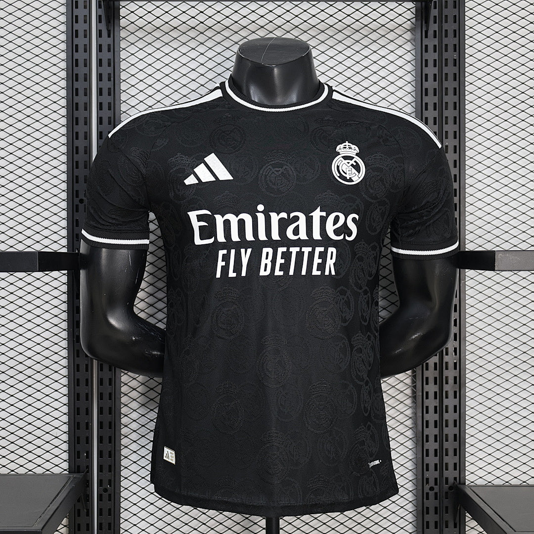 Maillot Real Madrid Concept 2026-27 Le 12 -ème Maillot, maillot de football avec logo et design moderne, vue frontale.