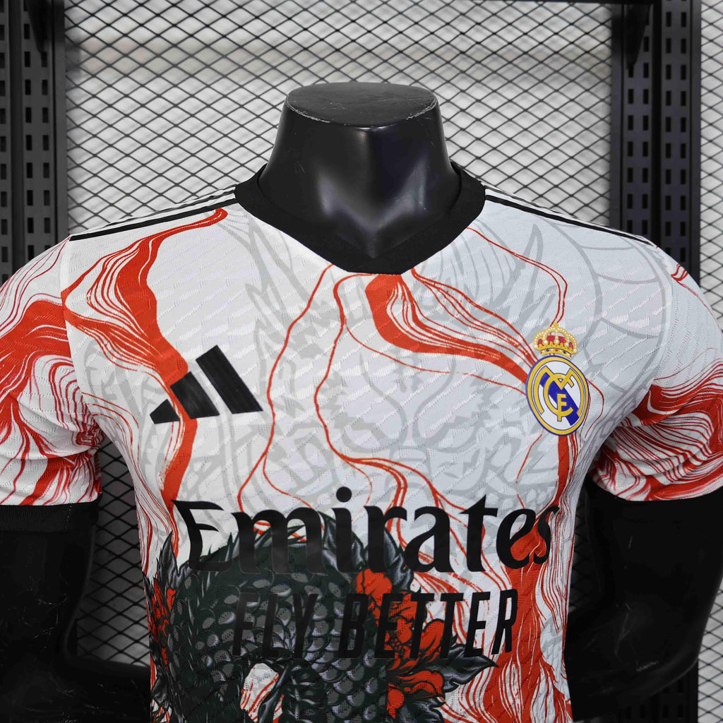 Maillot Real Madrid 25-26 de la saison, marque Le 12 -ème Maillot, en tissu blanc avec logo du club et détails en bleu.
