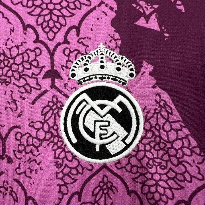 Maillot Real Madrid foot concept rose 2024 2025 de la marque Le 12 -ème Maillot, devant avec logo et design rose.