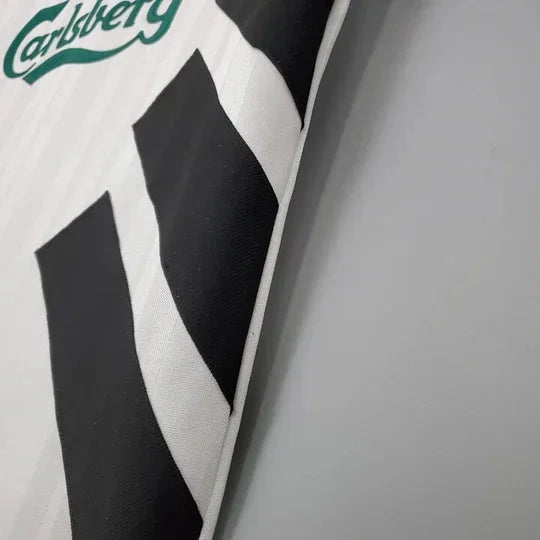 Maillot rétro Liverpool 06/07, maillot de football de la saison Le 12-ème Maillot, avec logo et détails en équipe.