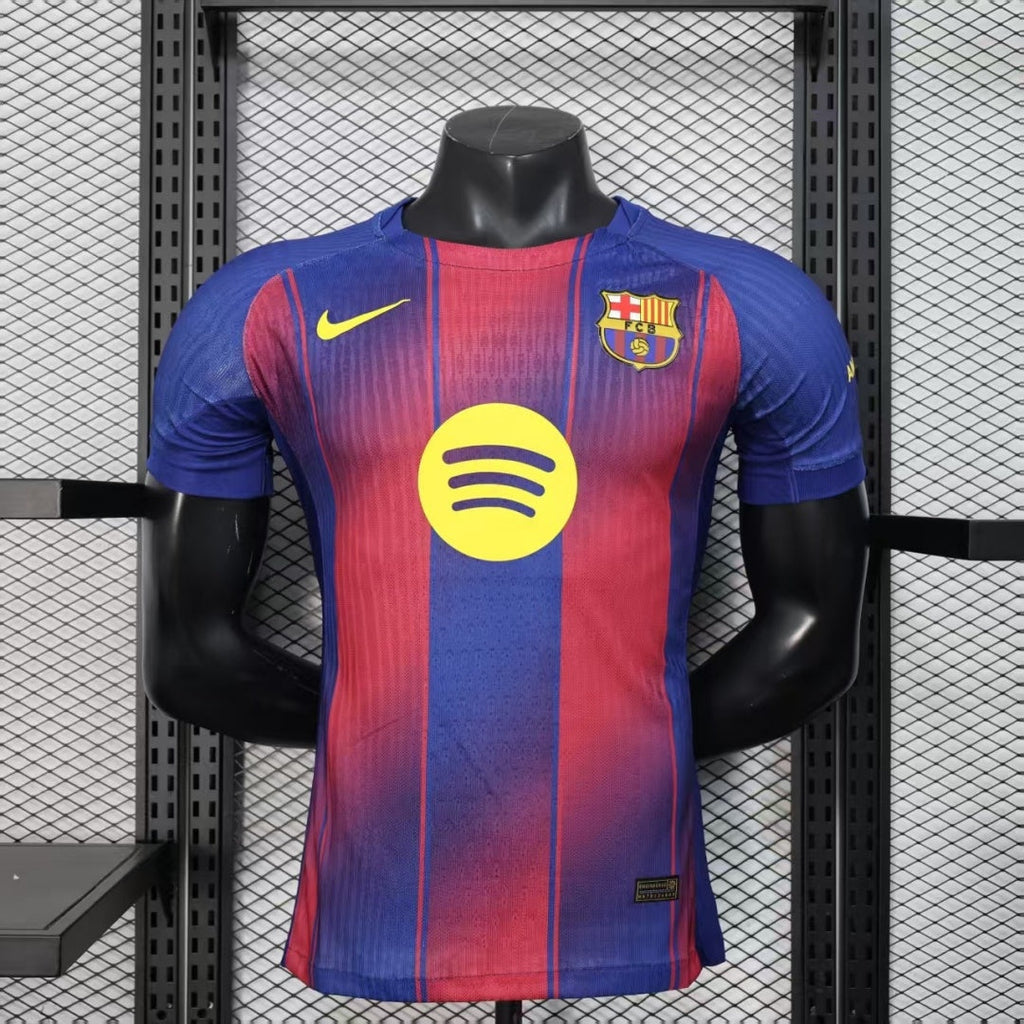 Maillot domicile 25/26 Barcelone Le 12-ème Maillot, maillot de football bleu avec logo du FC Barcelone et détails du club.