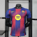 Maillot domicile 25/26 Barcelone Le 12-ème Maillot, maillot de football bleu avec logo du FC Barcelone et détails du club.