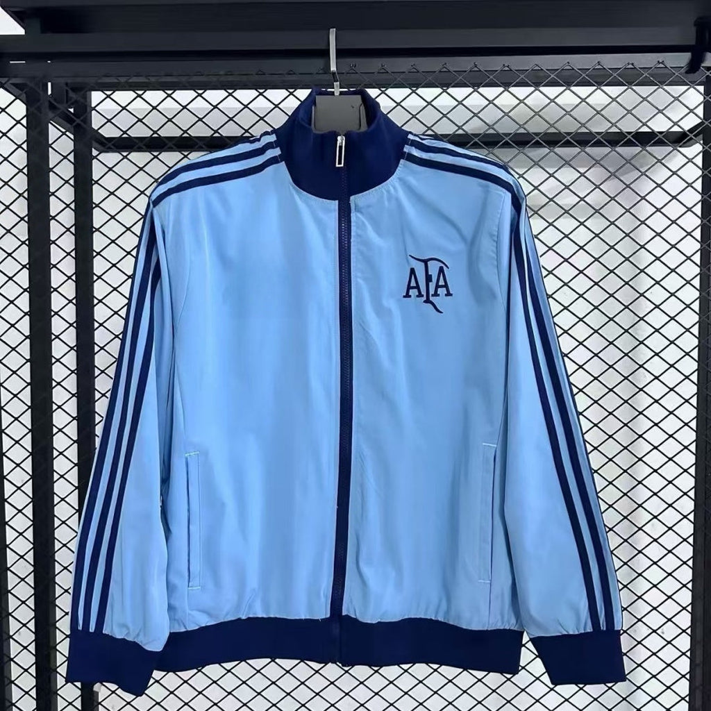 Veste coupe-vent réversible Le 12 -ème Maillot Argentine R1040, tissu léger et imperméable, portée en extérieur, vue de face.
