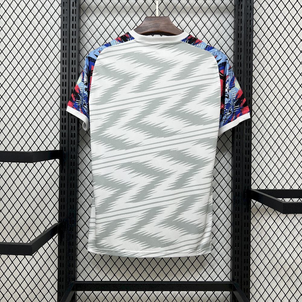 Maillot de football Real Madrid 25/26, modèle spécial C, avec logo et détails en blanc, porté par un mannequin.