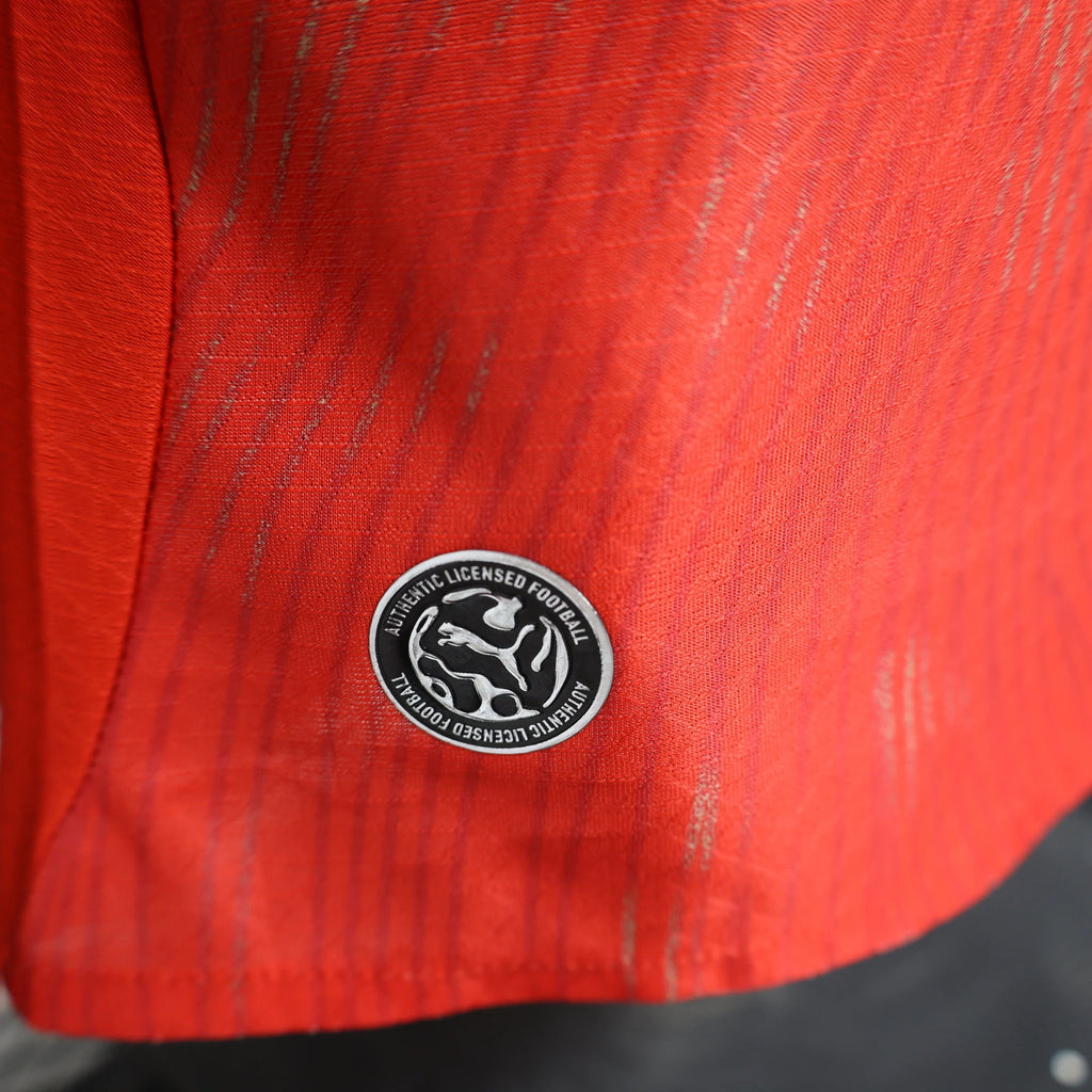 Maillot Suisse Coupe du monde 2026 Le 12 -ème Maillot, bleu avec logo de la fédération suisse, porté par un mannequin.