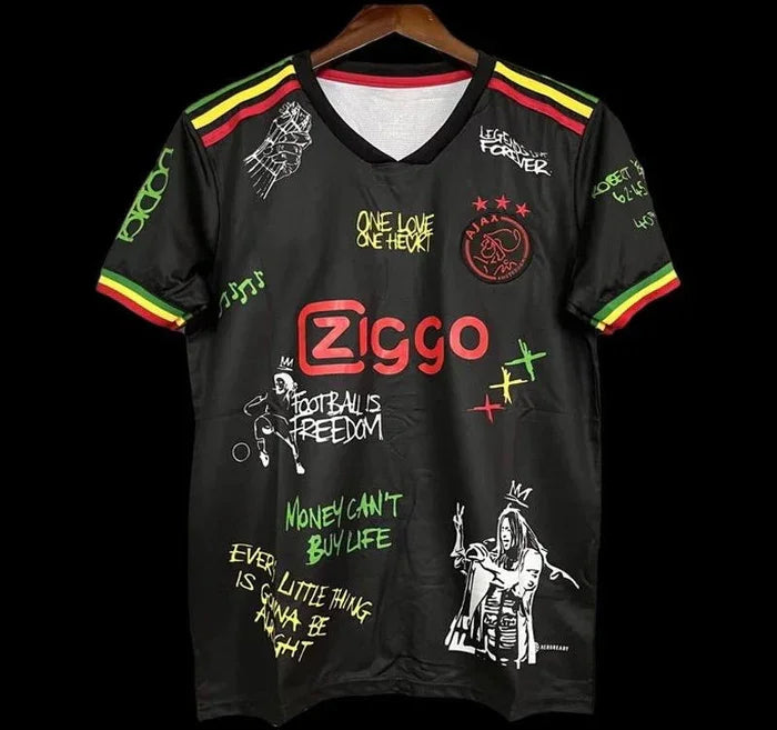 Maillot de football Ajax 2022-2023 édition spéciale One Love de Le 12, devant avec logo et détails colorés.