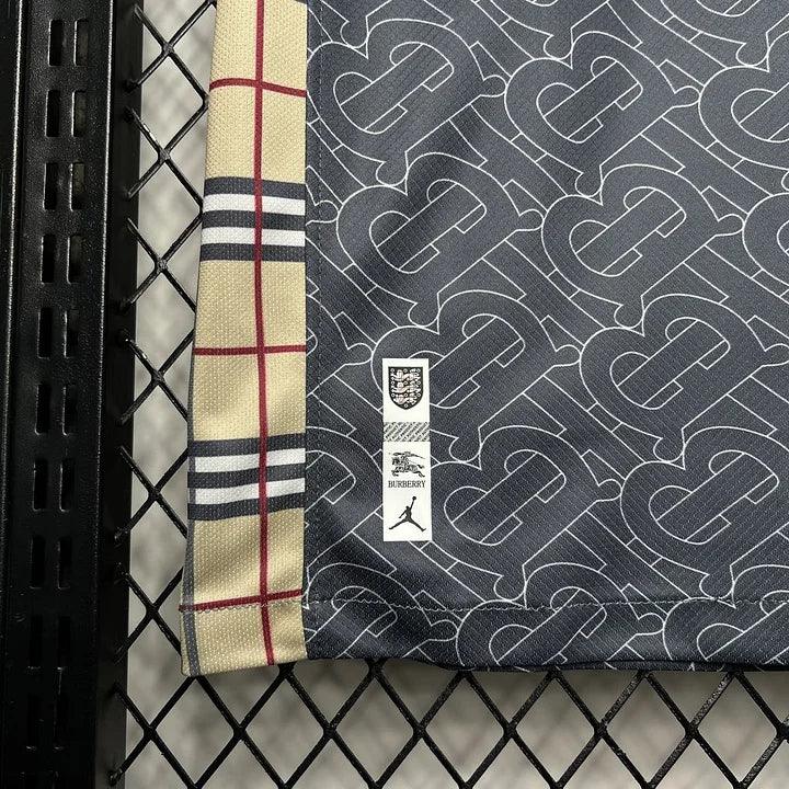 Maillot Angleterre de football Le 12-ème, concept Burberry 2024-2025, vue de face, design moderne avec motifs classiques.