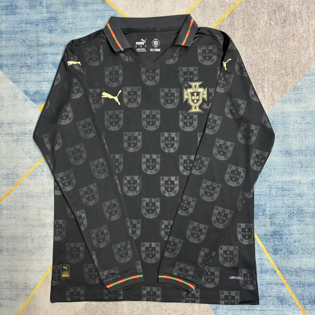 Maillot extérieur à manches longues Portugal 25/26 Le 12 -ème Maillot, design sportif et logo Portugal visible.