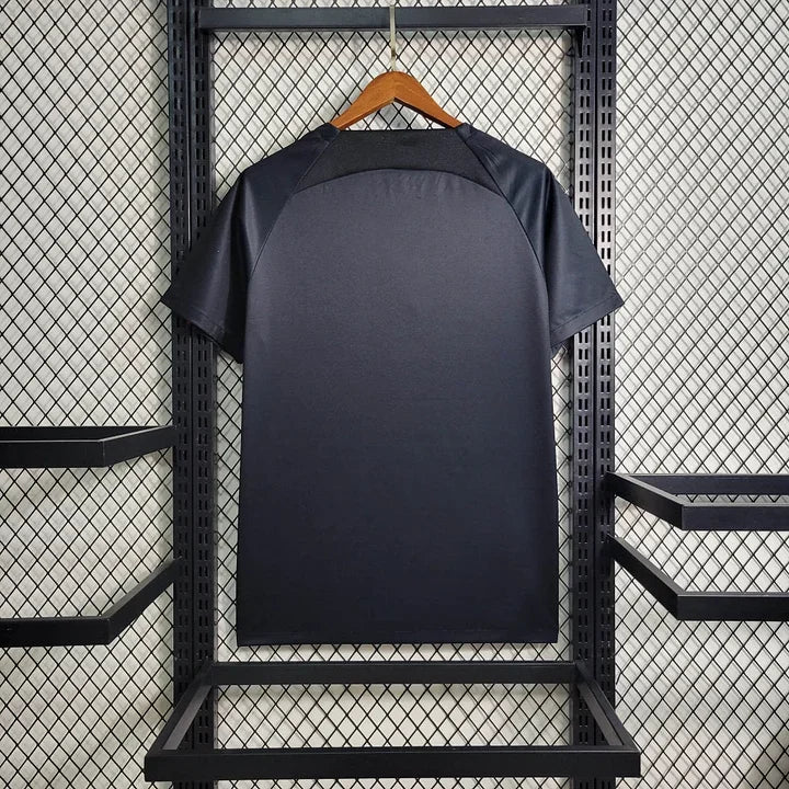 Maillot d'entraînement FC Barcelone 2023-2024, marque Le 12, vue de face avec logo et détails en bleu et rouge.