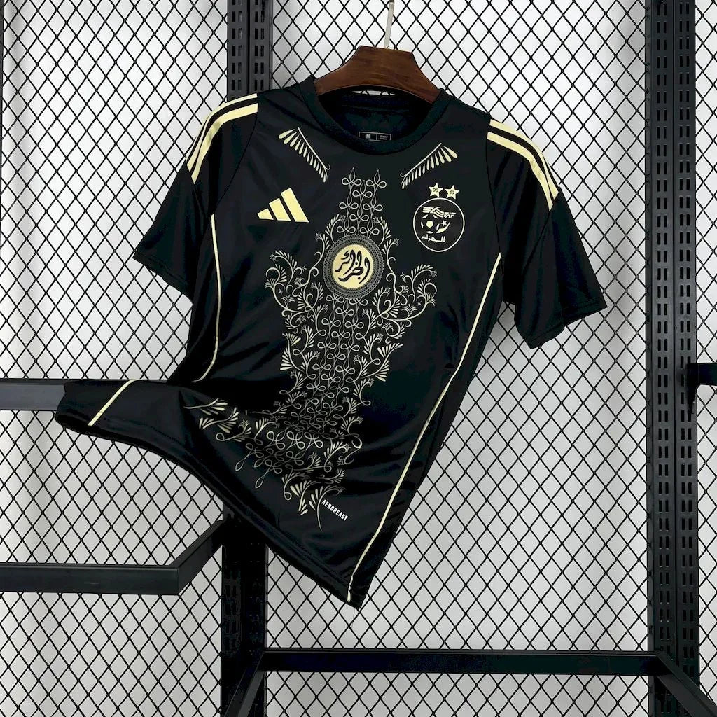 Maillot de football Algérie noir 2025-2026 Le 12 -ème Maillot, vue de face avec logo et détails du design.