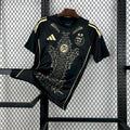 Maillot de football Algérie noir 2025-2026 Le 12 -ème Maillot, vue de face avec logo et détails du design.