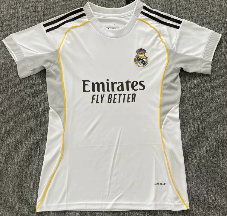Maillot domicile femme Real Madrid Le 12 -ème Maillot, maillot de football blanc avec logo et détails du club.