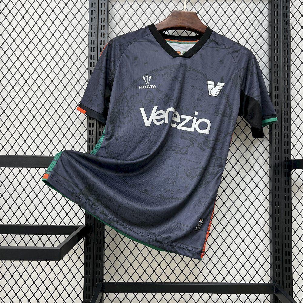 Maillot de football Venezia 2025-26 Le 12 -ème Maillot, maillot de sport avec logo et couleurs officielles.