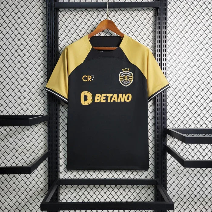 Maillot Sporting saison 2023-2024 édition limitée Le 12 -ème Maillot, devant avec logo et détails colorés, en tissu sportif.