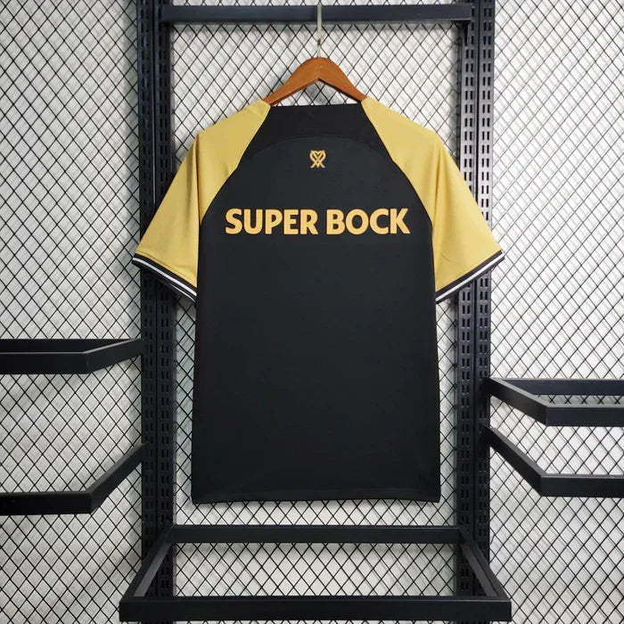 Maillot Sporting saison 2023-2024 édition limitée de Le 12 -ème Maillot, maillot de sport avec design moderne et logo visible.