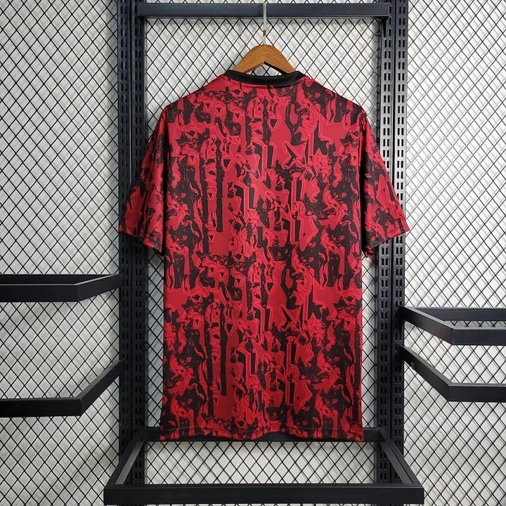 Maillot Manchester United 2023 2024 Le 12-ème Maillot, vue de face, détails du design et logo du club visible.