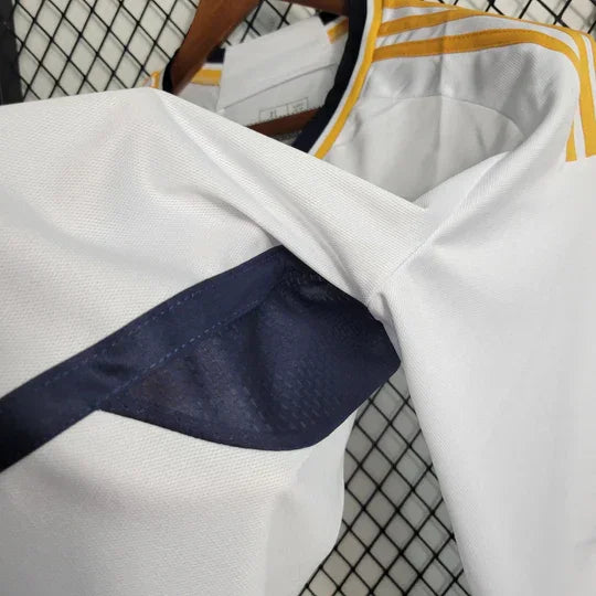 Maillot Real Madrid 2023 2024 manches longues, Le 12 -ème Maillot, en tissu blanc avec logo et détails bleus, vue de face