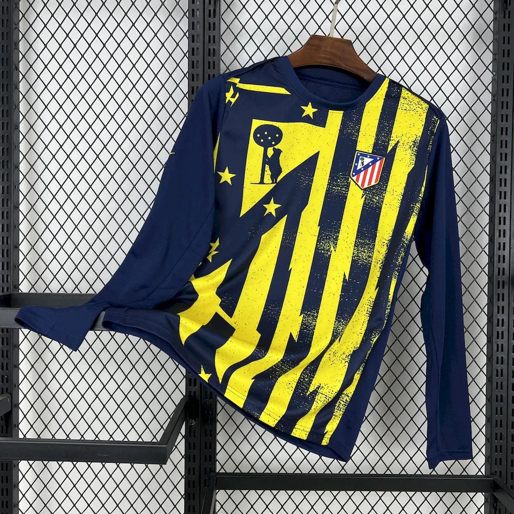 Maillot long Atlético Madrid 2025-26 d'entraînement, marque Le 12 -ème Maillot, vue de face avec logo et détails en tissu bleu et rouge