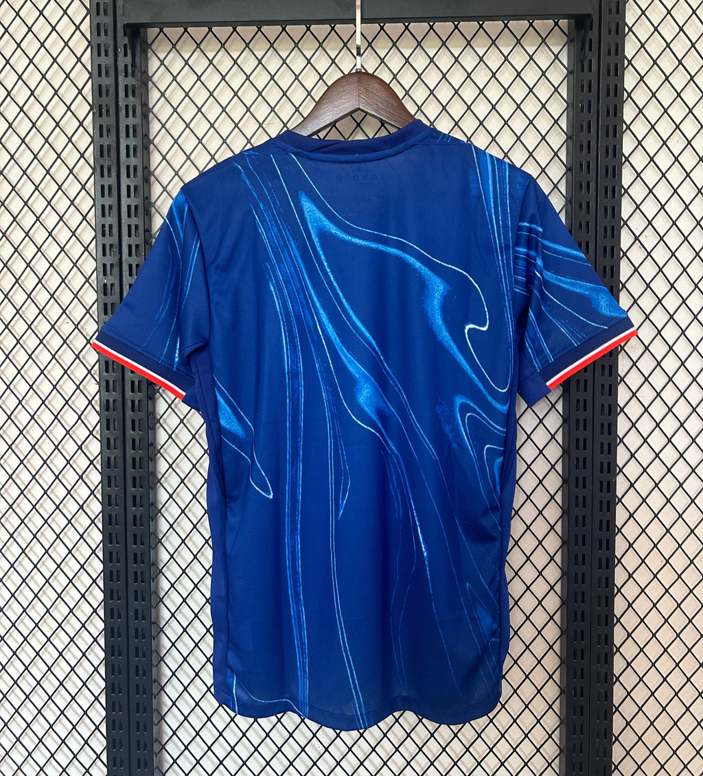 Maillot Chelsea 24/25 Le 12 -ème Maillot, maillot de football bleu avec logo et détails officiels.
