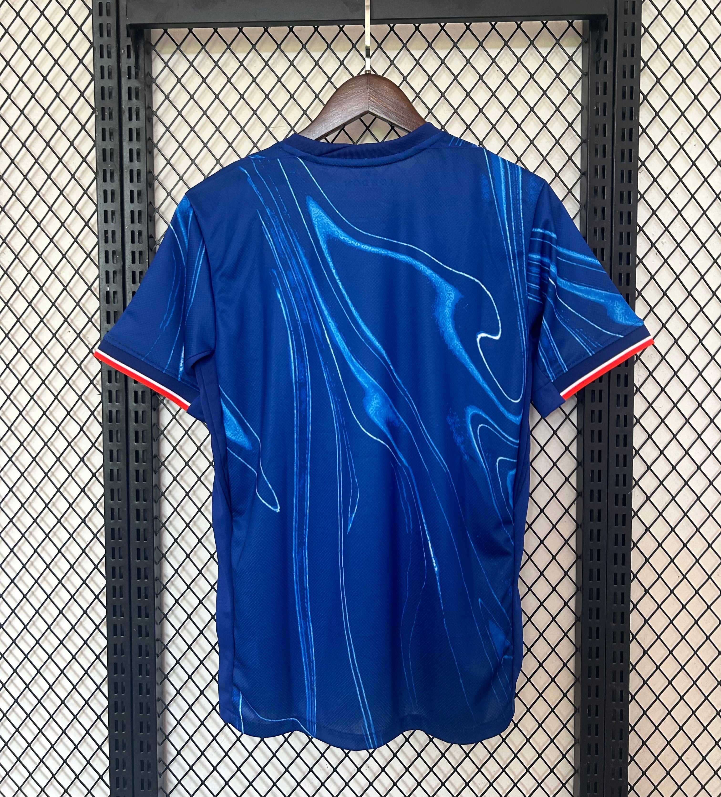 Maillot Chelsea 24/25 Le 12 -ème Maillot, maillot de football bleu avec logo et détails officiels.
