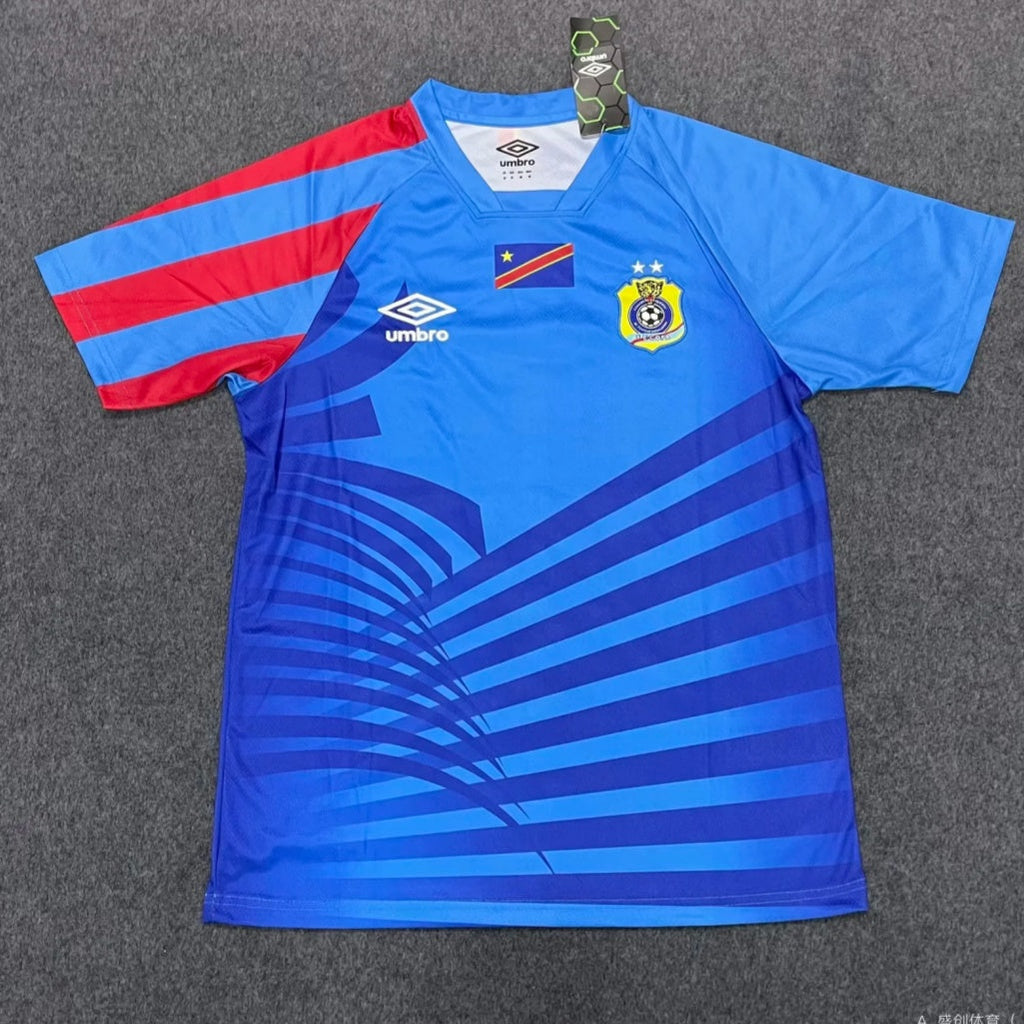 Maillot domicile 2024-2025 du Congo, marque Le 12 -ème Maillot, en bleu avec motifs rouges et blancs, vue de face.