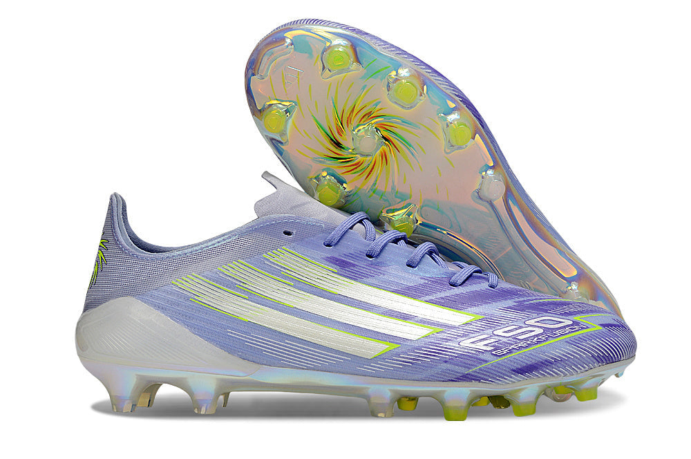 Crampons F50 FG de Le 12 -ème Maillot pour football, vue en gros plan avec semelles en caoutchouc et crampons métalliques.