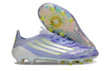 Crampons F50 FG de Le 12 -ème Maillot pour football, vue en gros plan avec semelles en caoutchouc et crampons métalliques.