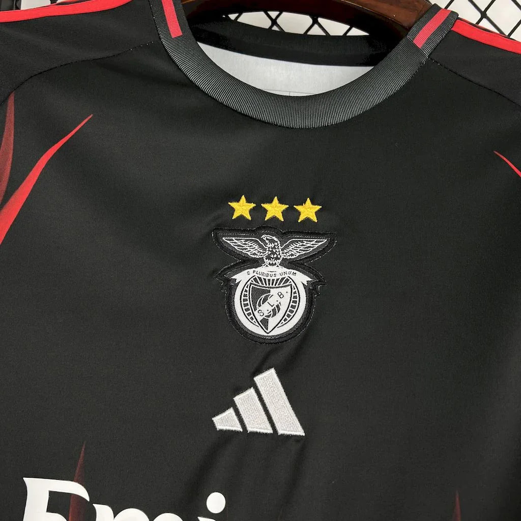 Maillot Benfica concept 2025-26 de Le 12 -ème Maillot, maillot de football avec logo et design unique sur le devant.