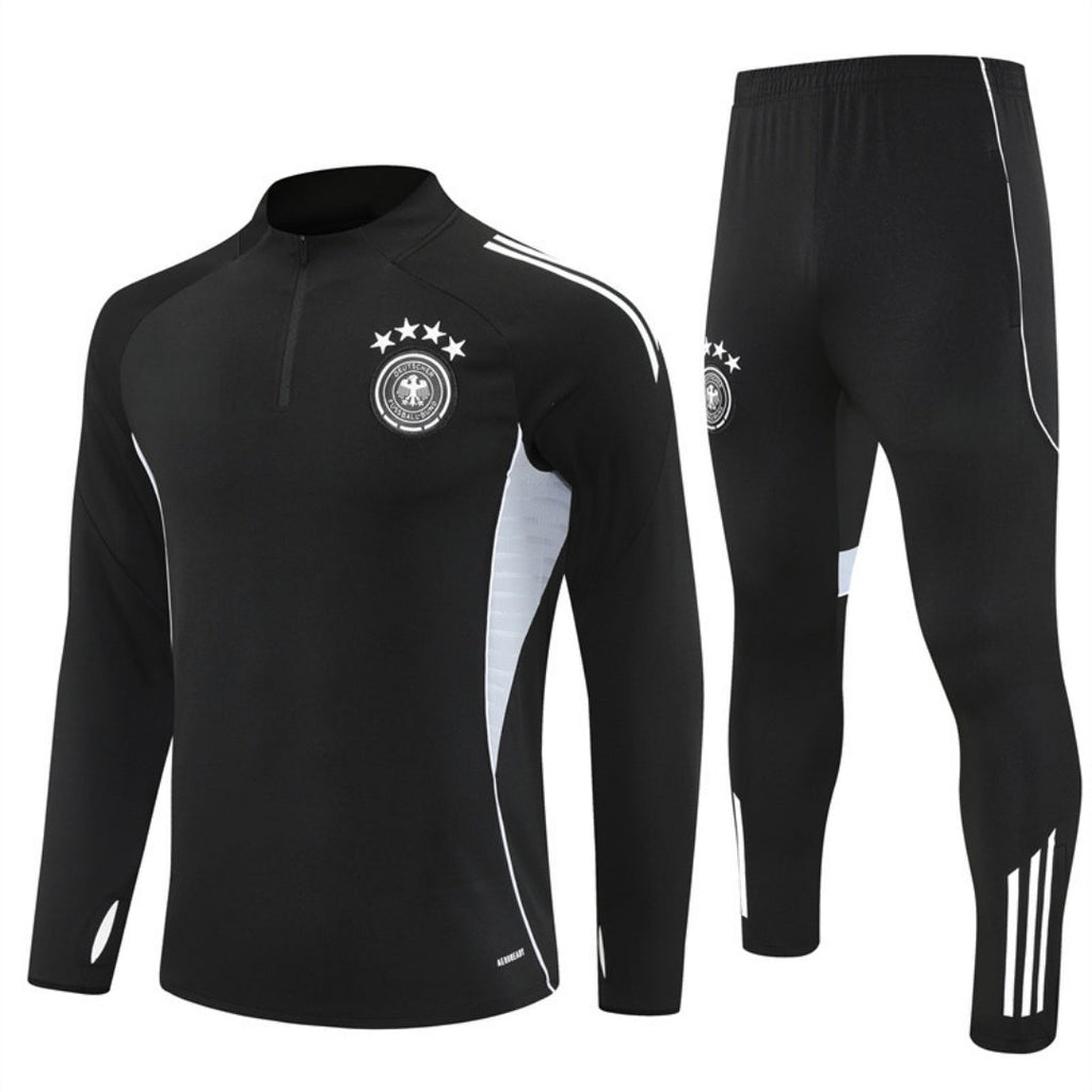 Ensemble de football noir Allemagne 25/26 de la marque Le 12 -ème Maillot, maillot et shorts assortis sur fond blanc.