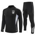 Ensemble de football noir Allemagne 25/26 de la marque Le 12 -ème Maillot, maillot et shorts assortis sur fond blanc.