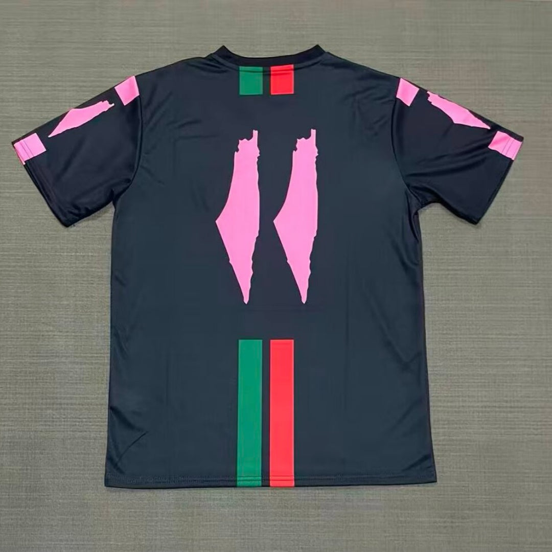 Maillot de football FC Filastin, taille 25/26, en noir, couleur principale, porté par un jeune joueur, marque Le 12 -ème Maillot.