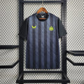 Maillot d'entraînement Newcastle 2023-24, marque Le 12 -ème Maillot, vue de face avec logo et design sportif.