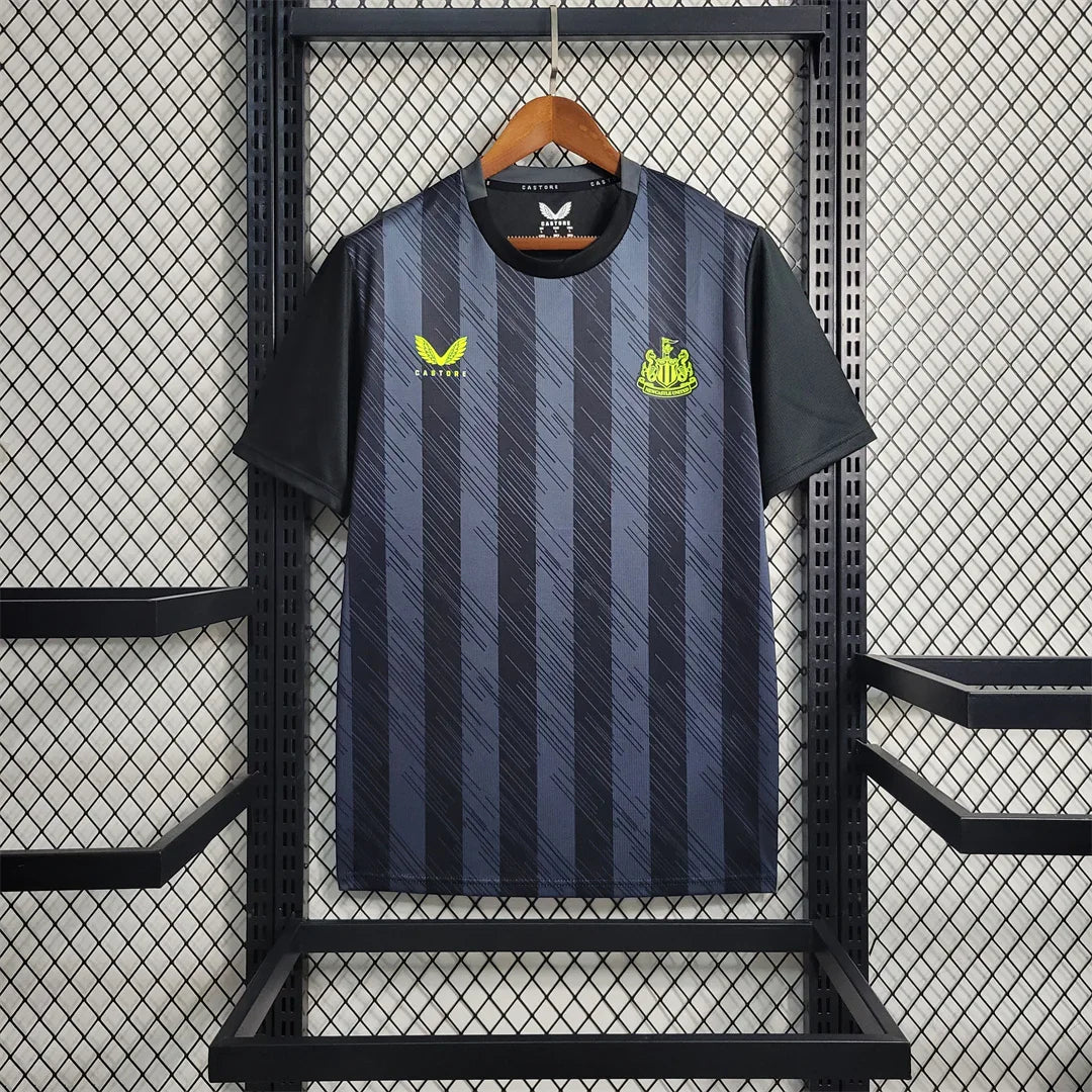 Maillot d'entraînement Newcastle 2023-24, marque Le 12 -ème Maillot, vue de face avec logo et design sportif.