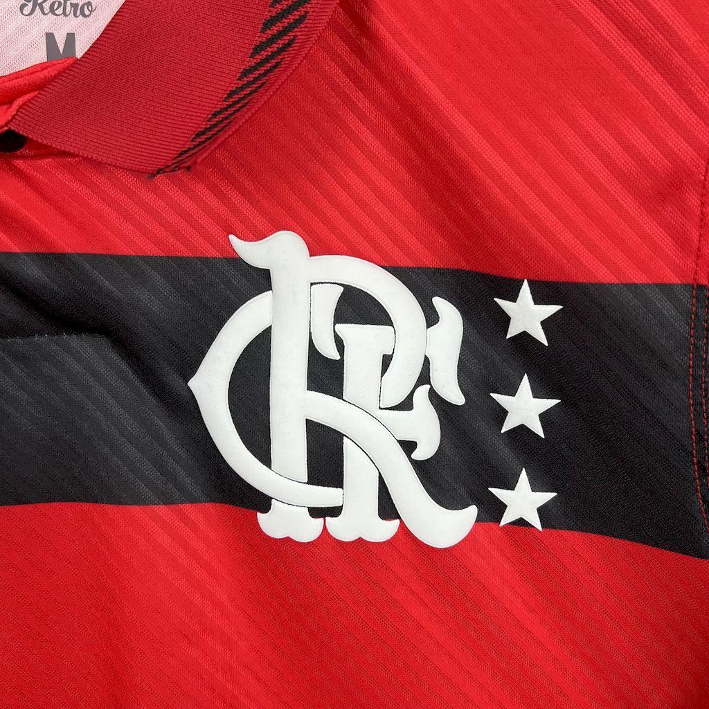 Maillot Flamengo 95-96 de la marque Le 12 -ème Maillot, vue de face avec logo et détails du maillot rouge et noir.