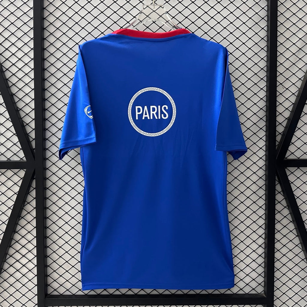 Maillot de football PSG Le 12-ème pour enfants 25/26 ans, bleu et rouge, vue de face, logo et design visibles.