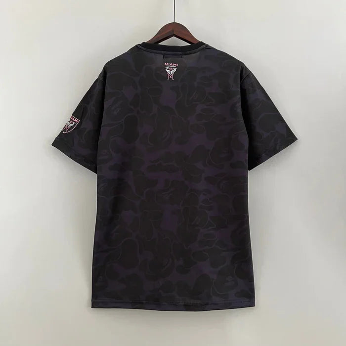 Maillot Inter Miami saison 2023-2024 édition limitée noir de la marque Le 12 -ème Maillot, vue de face avec détails du design.