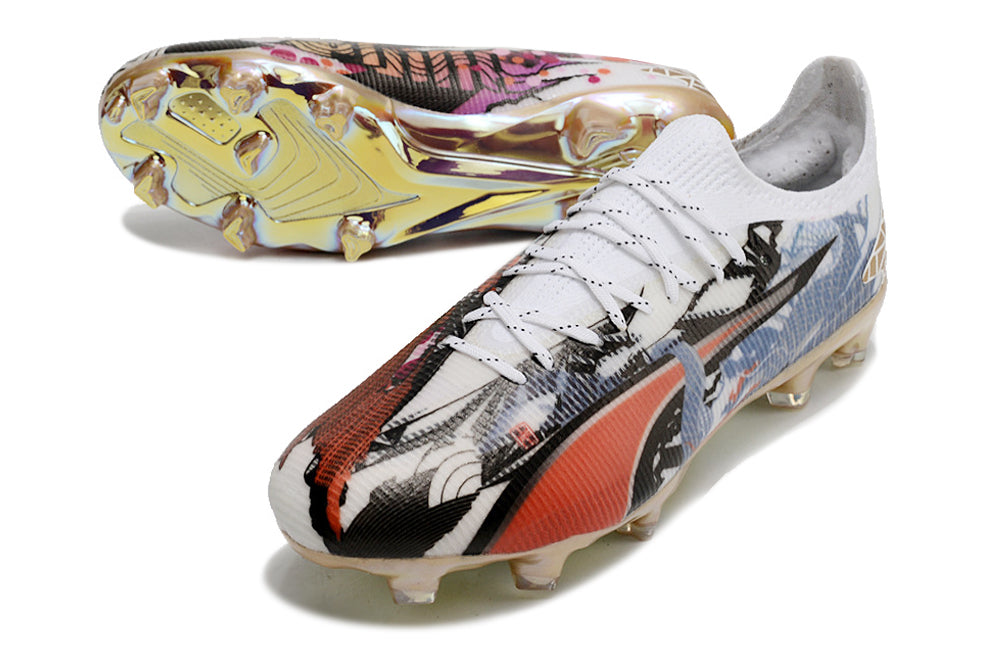 Crampons Ultra Ultimate FG de Le 12 -ème Maillot, fixation robuste pour chaussures de football, montrés sur une surface de jeu.