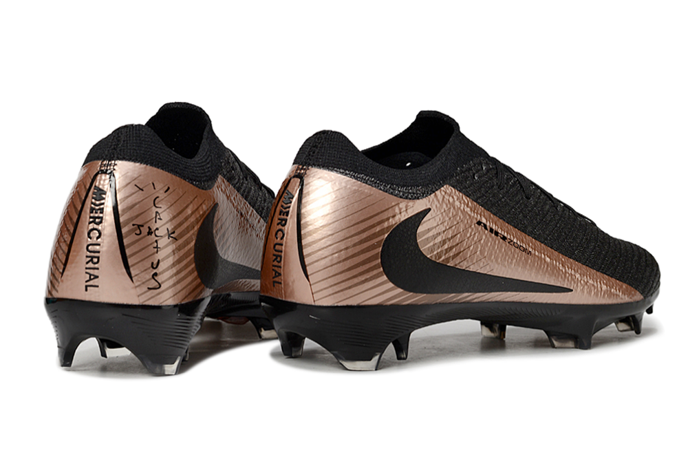 Crampons Mercurial Vapor XV Elite de Le 12 -ème Maillot, vue rapprochée montrant les pointes en acier et la fixation.