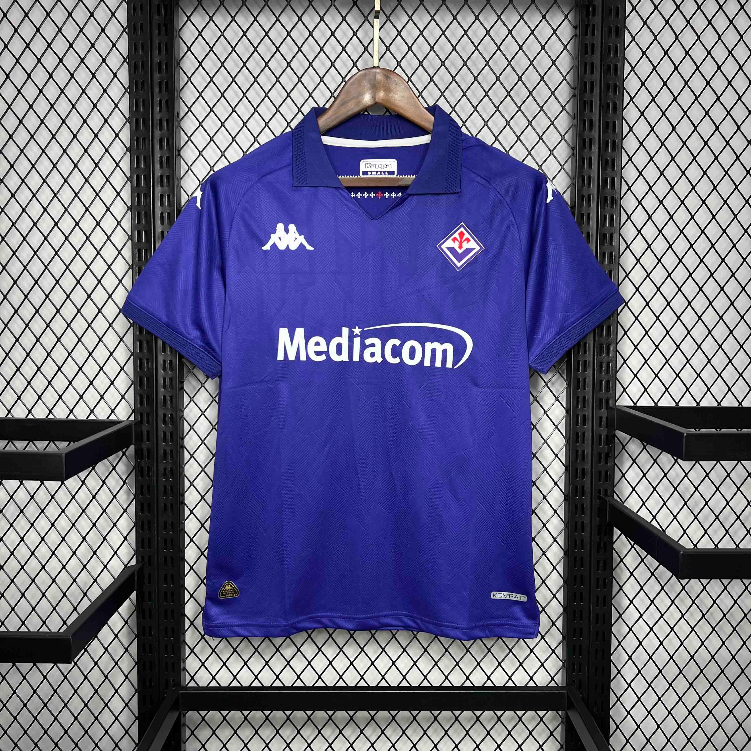 Maillot Fiorentina 2024-25 Le 12 -ème Maillot, maillot de football violet avec logo et détails de l'équipe sur le devant